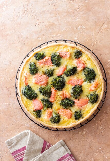 Quiche o torta con salmone e broccoli cucina francese