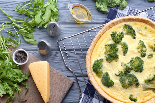 Quiche saporita dei broccoli sulla tavola di legno