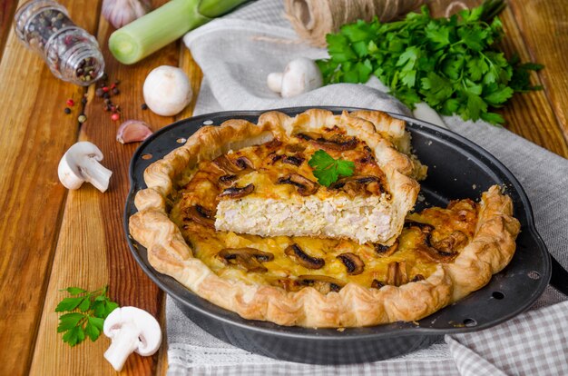 Quiche su pasta sfoglia con porri, carne e funghi