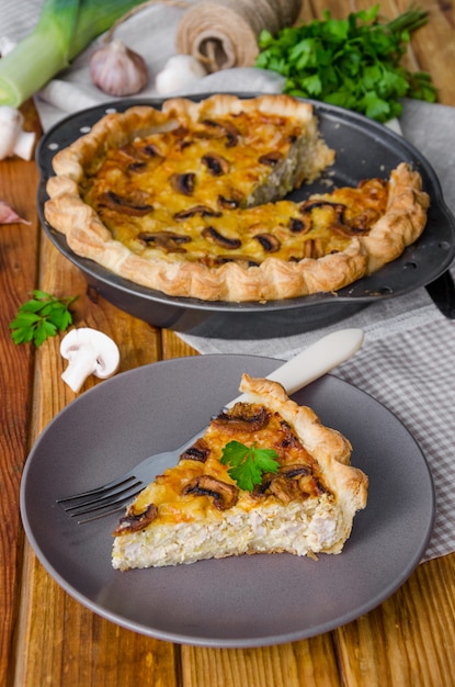 Quiche su pasta sfoglia con porri, carne e funghi