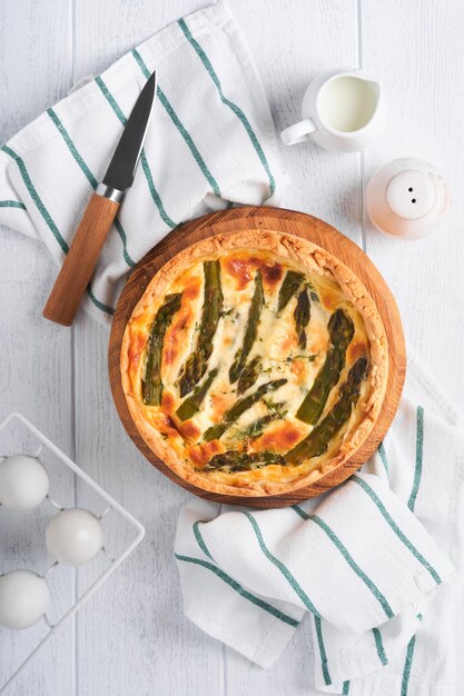 Quiche Torta di asparagi fatta in casa o quiche con formaggio e spinaci su sfondo bianco del tavolo in legno Quiche francese tradizionale Vista dall'alto