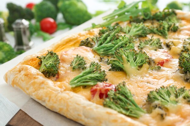 Quiche tradizionale con broccoli e formaggio in tavola