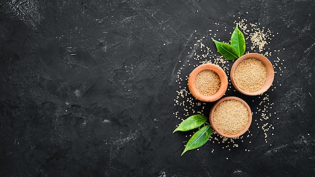 Quinoa bianca cruda. Su uno sfondo nero. Vista dall'alto. Spazio di copia gratuito.