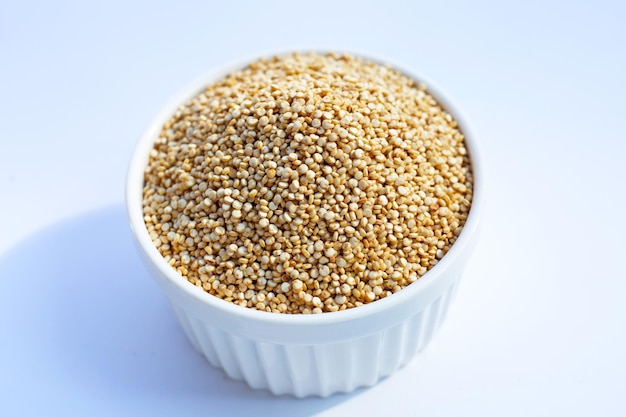 Quinoa biologica su sfondo bianco.