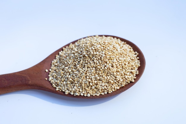 Quinoa biologica su sfondo bianco.