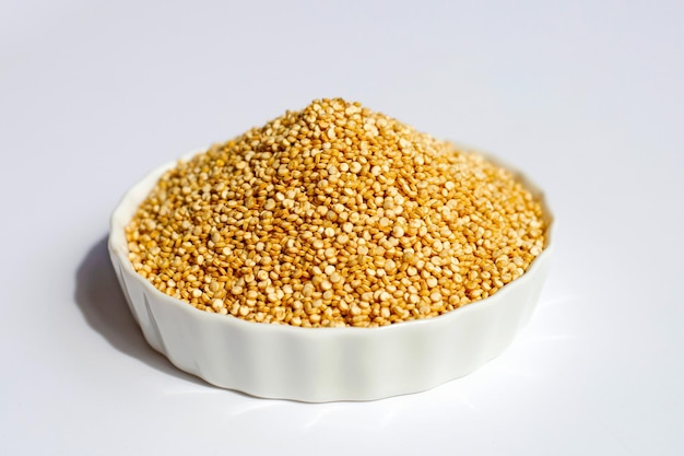 Quinoa biologica su sfondo bianco