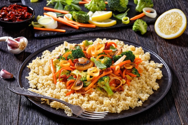 Quinoa con funghi di verdure fritte sul piatto