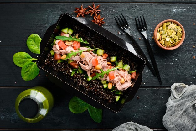 Quinoa con tonno e verdure Cibo con consegna Vista dall'alto Spazio libero per il testo Stile rustico