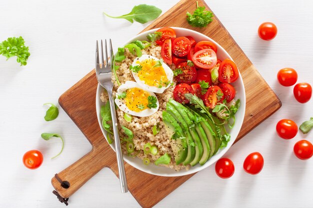 Quinoa con uovo sodo, avocado, pomodoro, rucola. colazione salutare