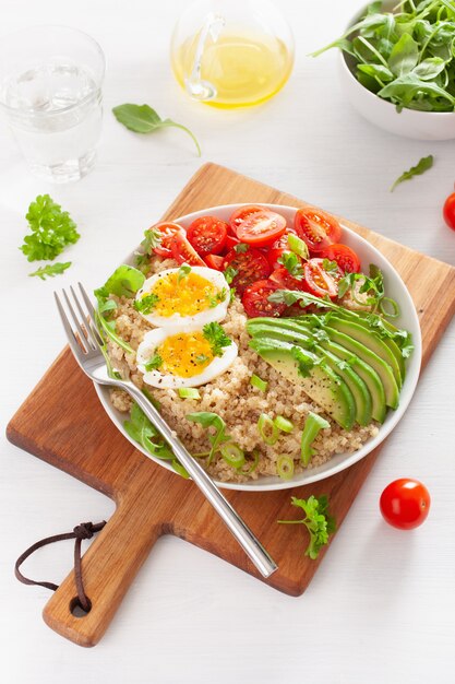 Quinoa con uovo sodo, avocado, pomodoro, rucola. colazione salutare