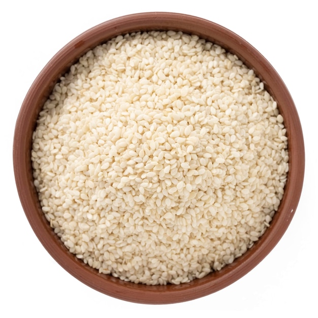 Quinoa cruda in una ciotola isolata su bianco