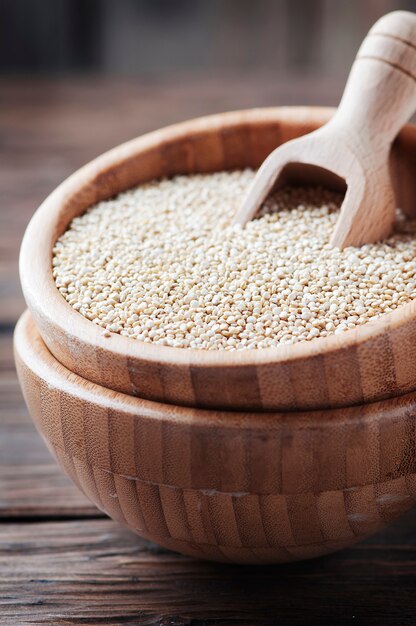 Quinoa cruda sul tavolo di legno