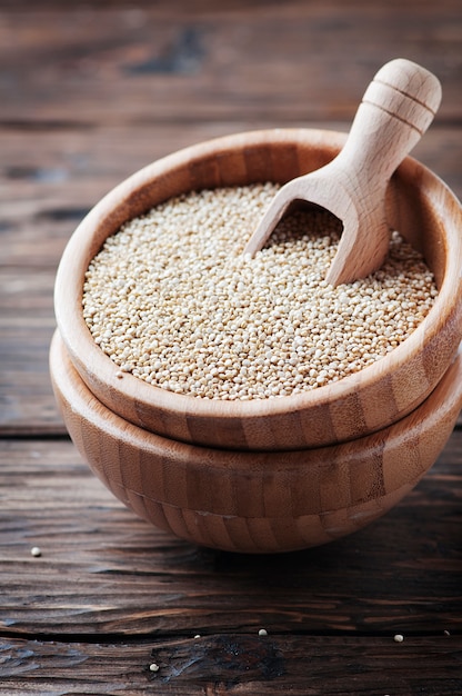 Quinoa cruda sulla tavola d'annata, fuoco selettivo