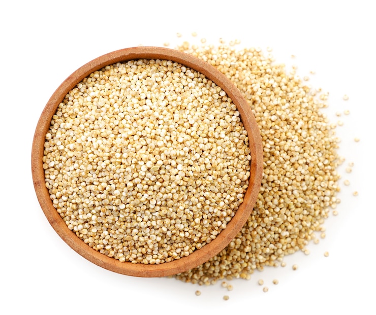 Photo quinoa dalam piring kayu close-up dengan latar belakang putih, terisolasi. pemandangan dari atas