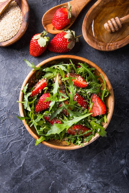 Quinoa di insalata con semi di fragola, miele e chia.