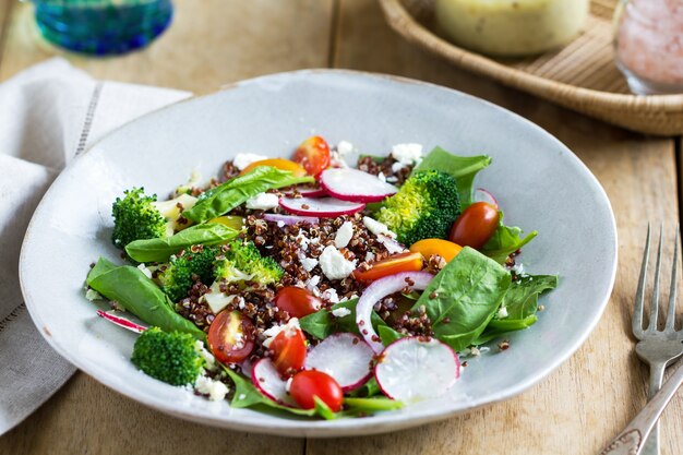 Quinoa rossa con insalata di spinaci e feta con salsa tahini