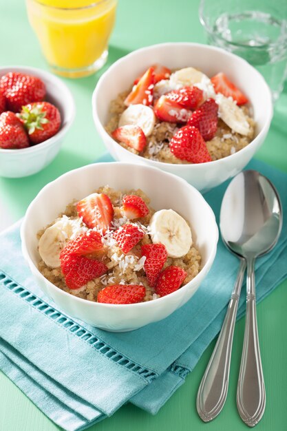 Quinoa sana colazione con scaglie di banana banana fragola