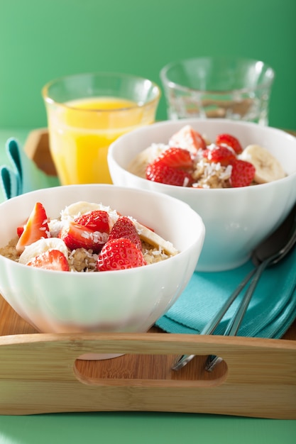 Quinoa sana colazione con scaglie di banana banana fragola