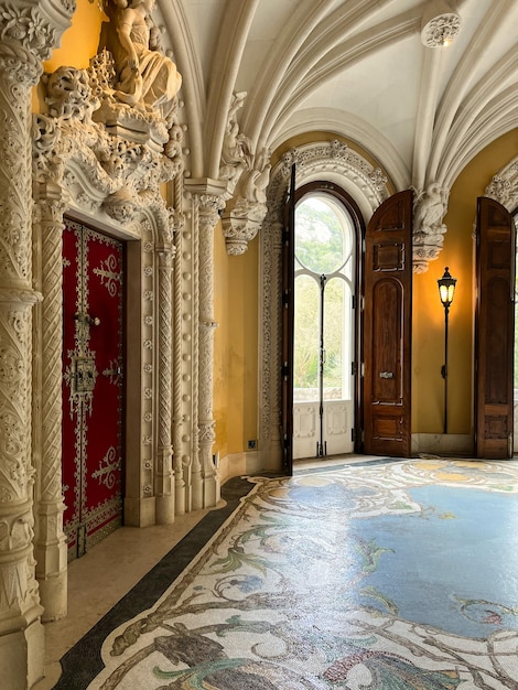 Quinta da Regaleira è un complesso di palazzi e parchi vicino a Sintra, in Portogallo