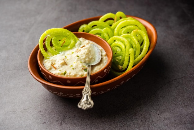 Rabdi Jalebi Jilebi verde o imarati con Rabri a base di latte condensato dessert indiano