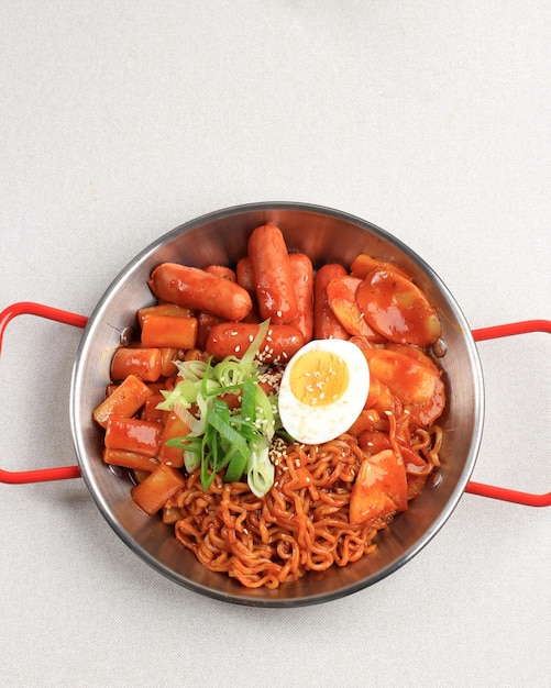 Rabokki Ramen Coreano Instant Noodle e Tteobokki a in Rosso Piccante Gochujang Salsa Coreana Cibo Coreano Cibo di Strada Stile