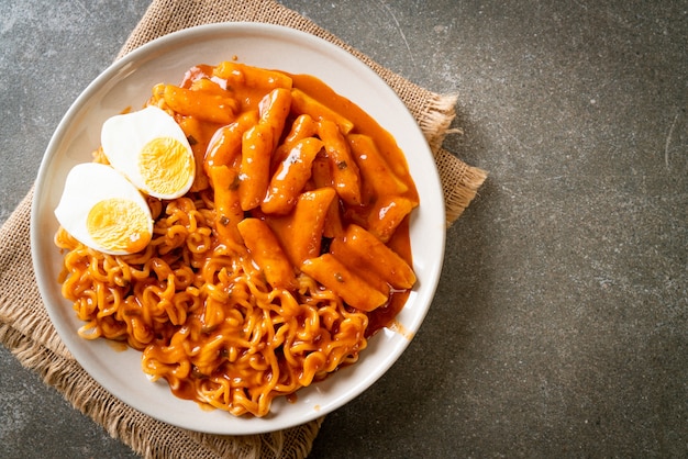 Rabokki (Ramen o noodle istantanei coreani e Tteokbokki) in salsa coreana piccante - Stile alimentare coreano