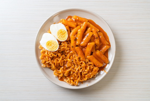 Rabokki (ramen o spaghetti istantanei coreani e Tteokbokki) in salsa piccante coreana - stile coreano