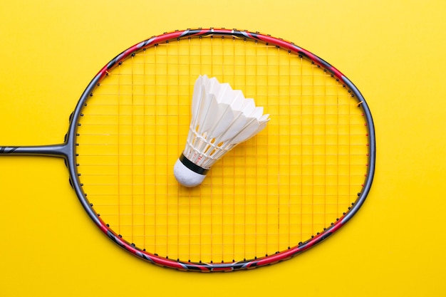 Racchetta da badminton. Racchetta da badminton dall'alto verso il basso. Racchetta da badminton con un gancio in cima.