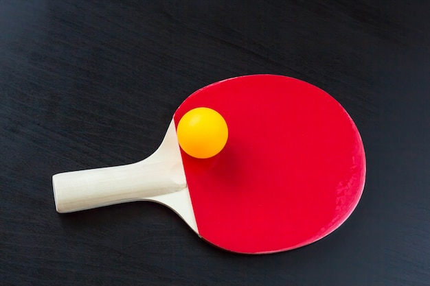 Racchetta da ping pong o ping pong e palla su sfondo nero