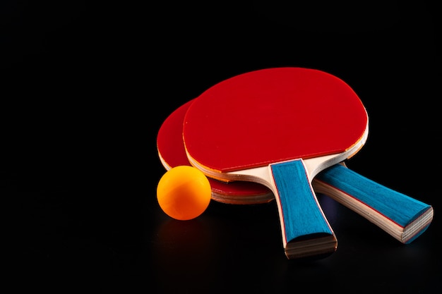 Racchetta da ping pong rossa. Attrezzatura sportiva