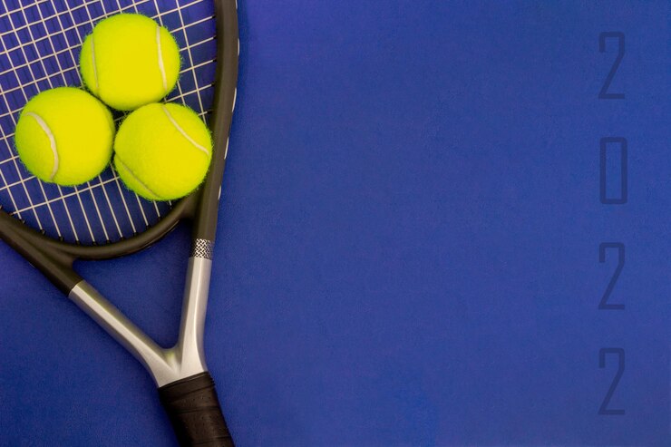 Foto racchetta da tennis con palline da tennis su superficie blu 2022