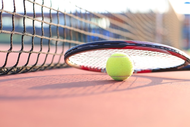 Racchetta da tennis e la palla sul campo da tennis.