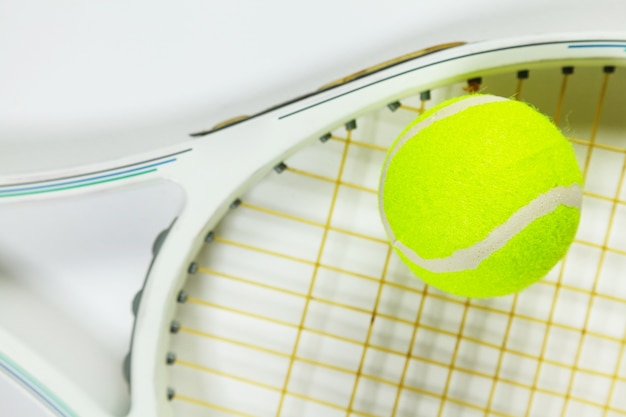 Racchetta da tennis e palla su uno sfondo bianco