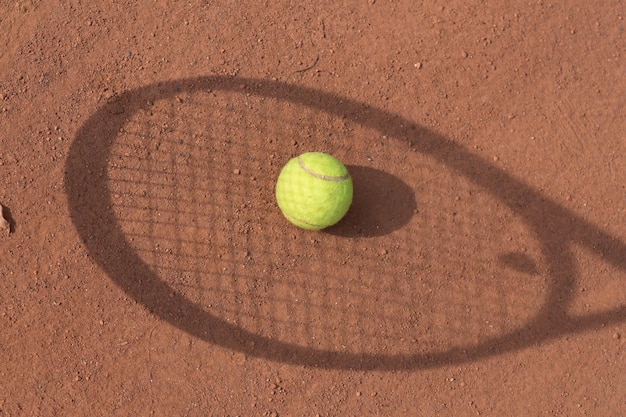 Racchetta da tennis e palline sul campo in terra battuta