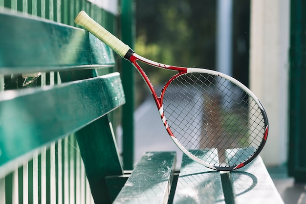 Racchetta da tennis su una panchina