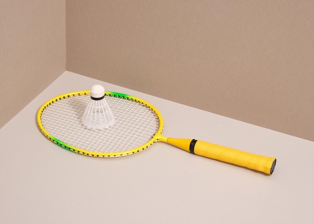 Racchetta di badminton gialla e shuttlecock bianco Concetto di gioco e svago sportivo