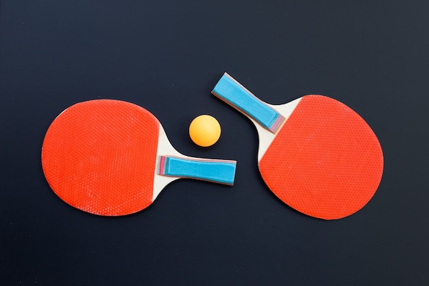 Racchetta e palla dell'attrezzatura di ping-pong. Sport per il concetto di salute