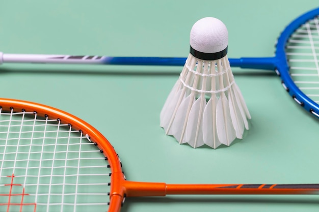 Racchetta e volano volano isolato su sfondo verde concetto di sport di badminton