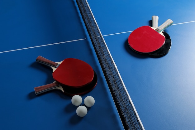 Racchette da ping pong con palline sul tavolo