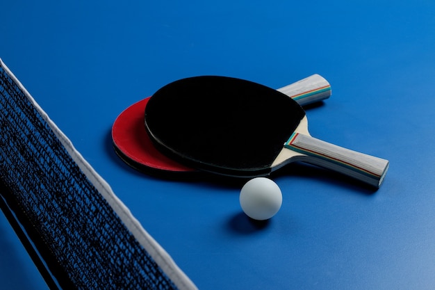 Racchette da ping pong con una palla sul tavolo