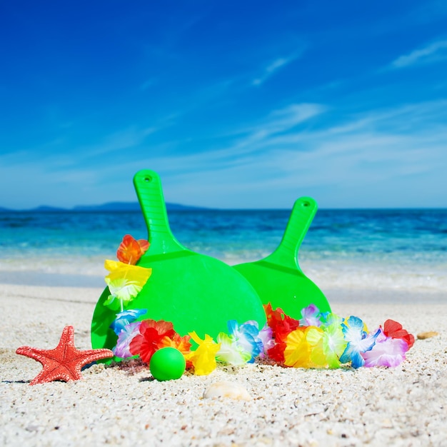 Racchette da spiaggia verdi sulla riva