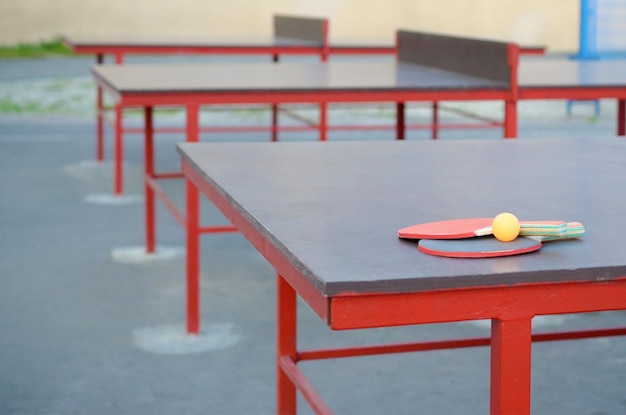 Racchette e palla su tavolo da ping pong in cortile sportivo all'aperto Sport attivi e concetto di allenamento fisico