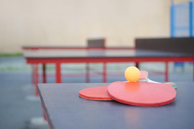 Racchette e palla su tavolo da ping pong in cortile sportivo all'aperto Sport attivi e concetto di allenamento fisico