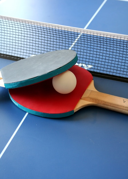 racchette e tavolo da ping pong