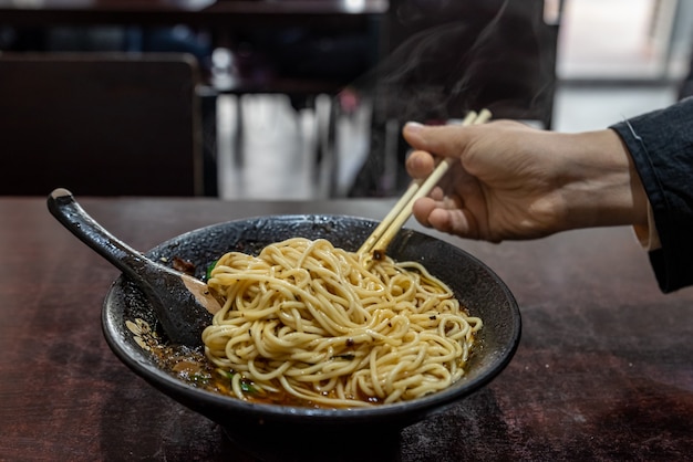 Raccogli cibo cinese con le bacchette