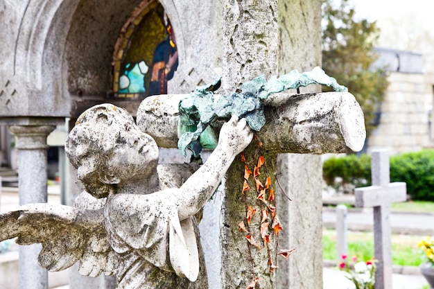 Raccolta degli esempi di architetture più belle e commoventi nei cimiteri europei