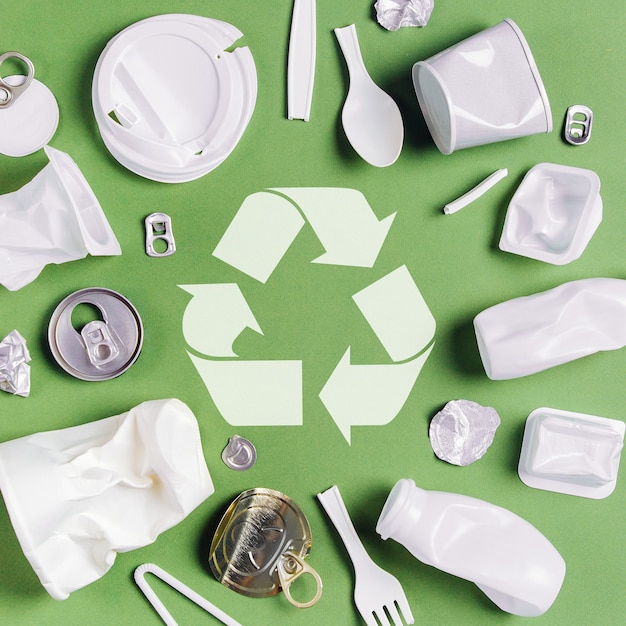 Raccolta dei rifiuti di plastica su sfondo verde. Concetto di riciclaggio di plastica ed ecologia. Disposizione piatta, vista dall'alto
