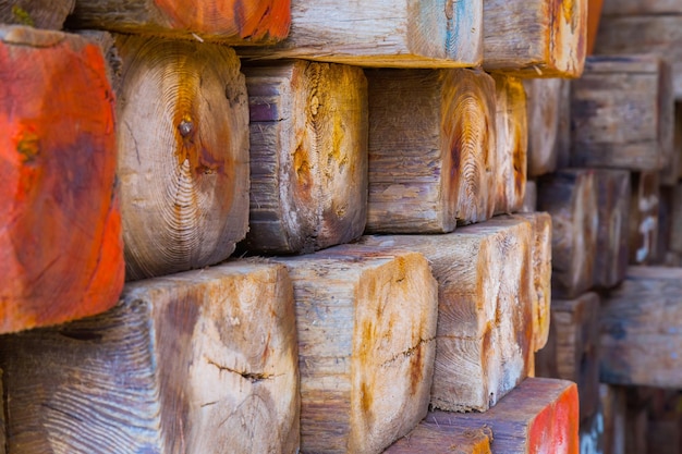 Raccolta del legno su scala industriale Stoccaggio di blocchi rettangolari in legno