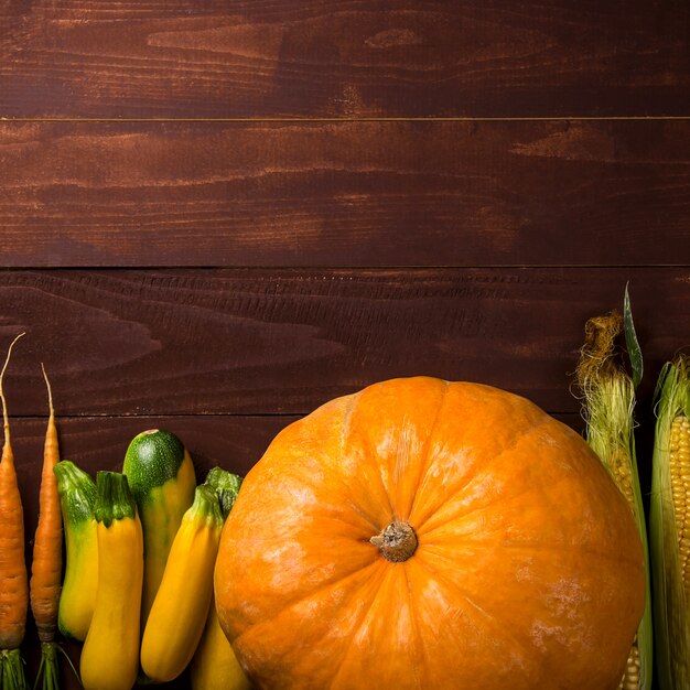 Raccolta delle verdure di autunno per il concetto di ringraziamento