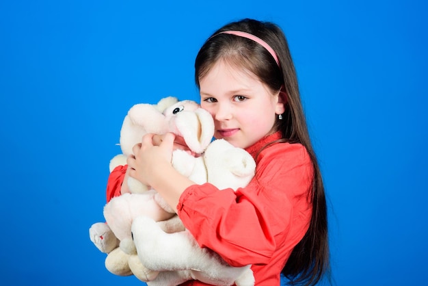 Raccolta di giocattoli hobby Conservare i ricordi dell'infanzia Piccola ragazza sorridente con i giocattoli Infanzia felice Bambina gioca con un peluche orsacchiotto Lotto di giocattoli nelle sue mani Concetto di infanzia